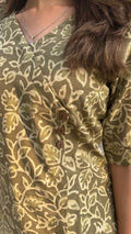 Green Dabu print short top