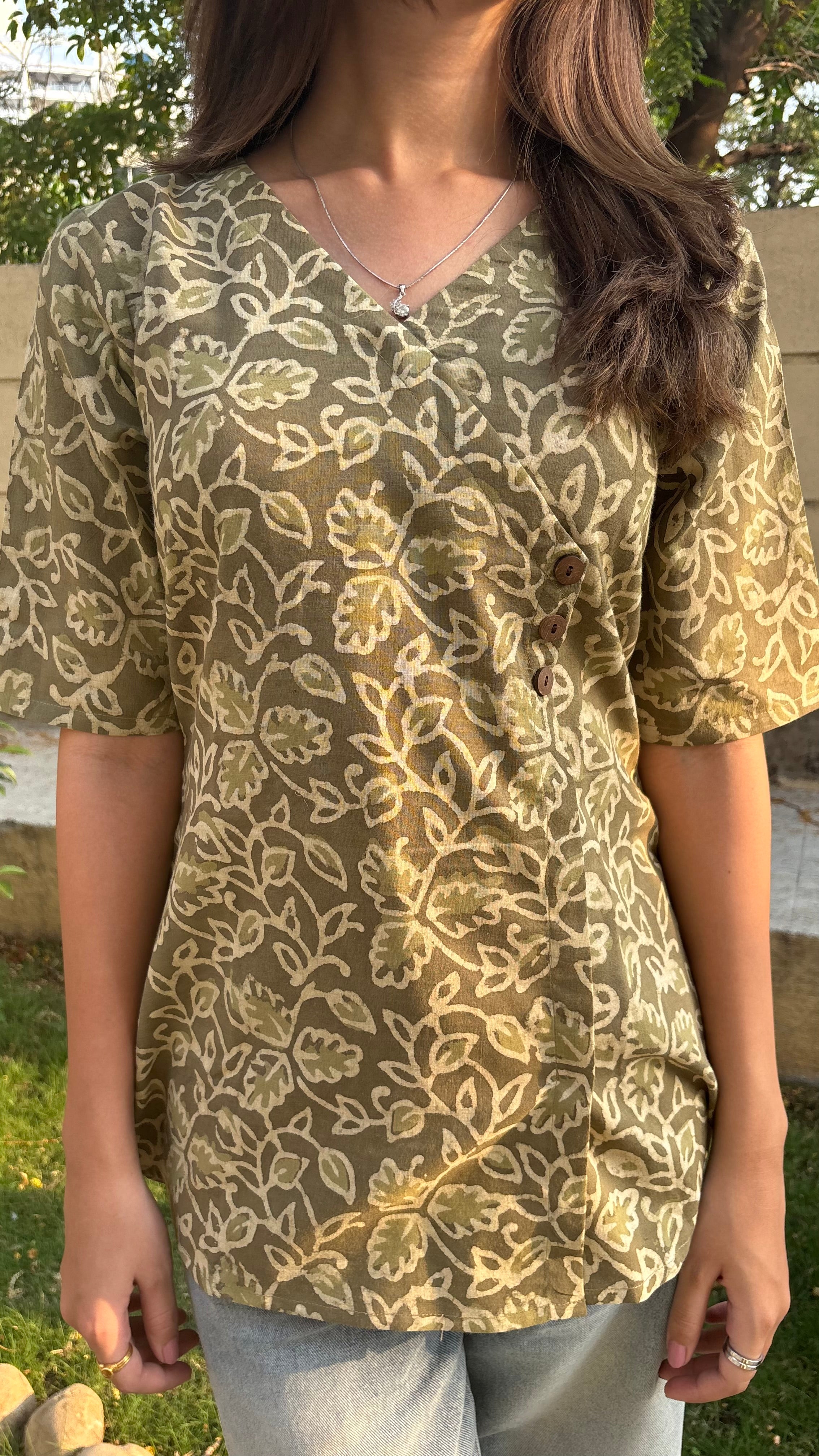 Green Dabu print short top